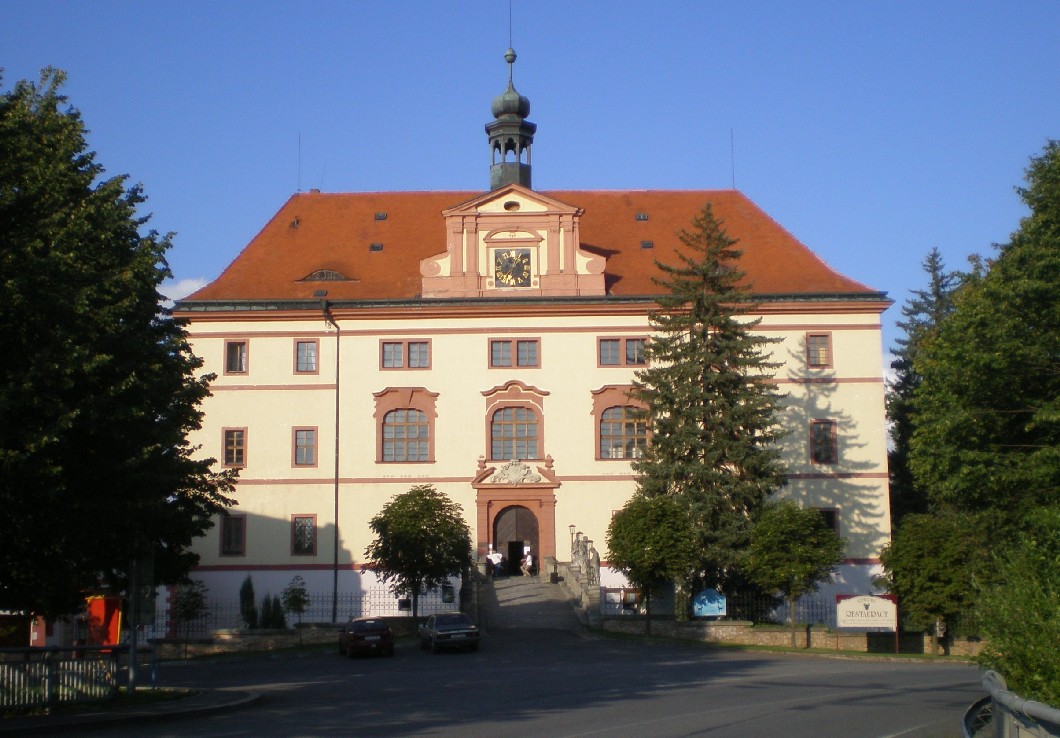 Lnare Castle - entrance with stone bridge