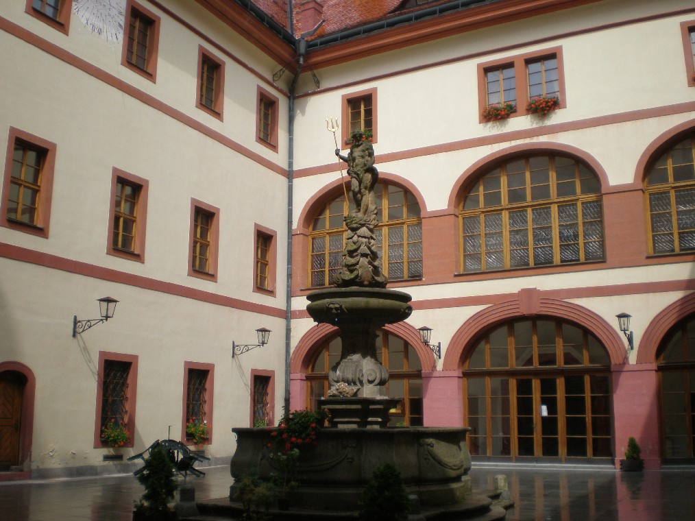 Lnare Castle - courtyard with neptun fountain