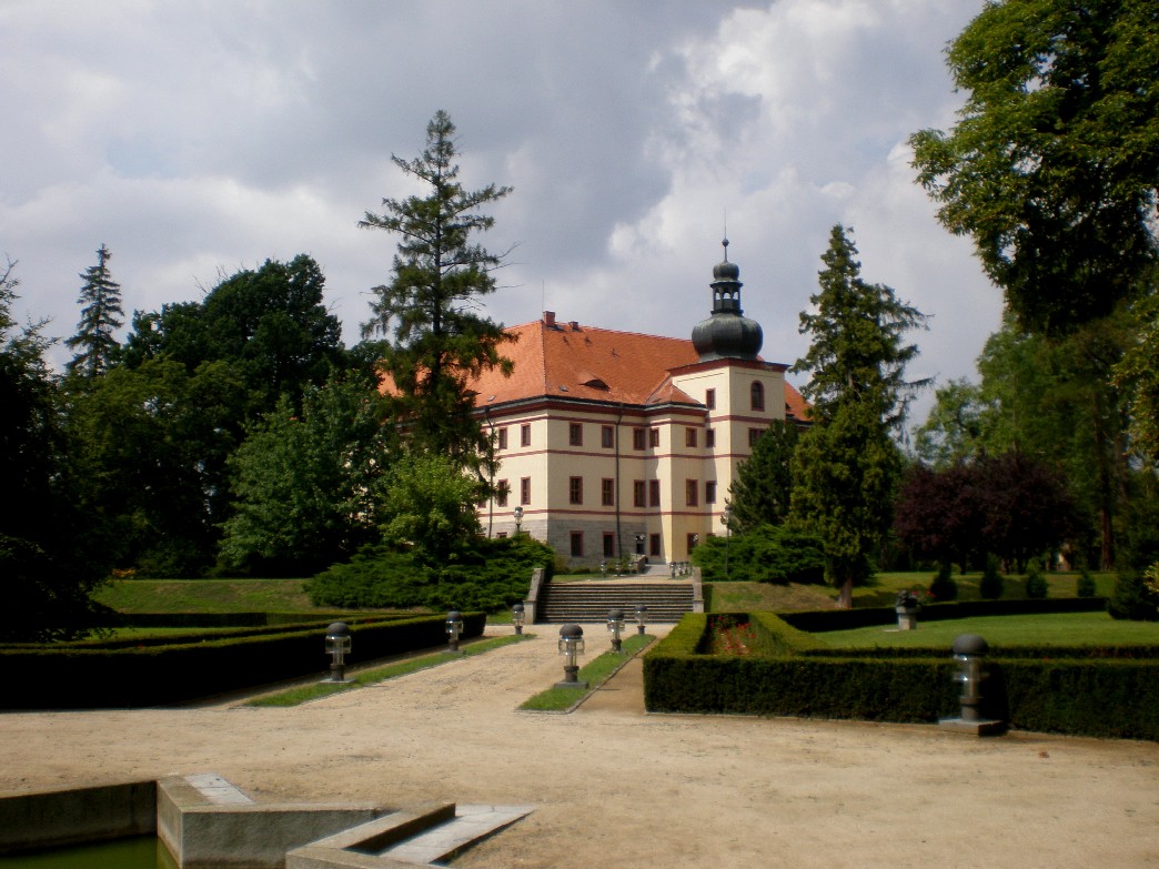 Lnare castle - Garden